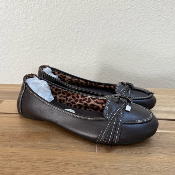 NWT Sag Harbor Women's Dark Brown Ballerina Flats with Bow Detail Size 8 - Picture 3 of 6